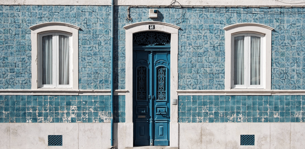 Fachada de casa em azulejo azul